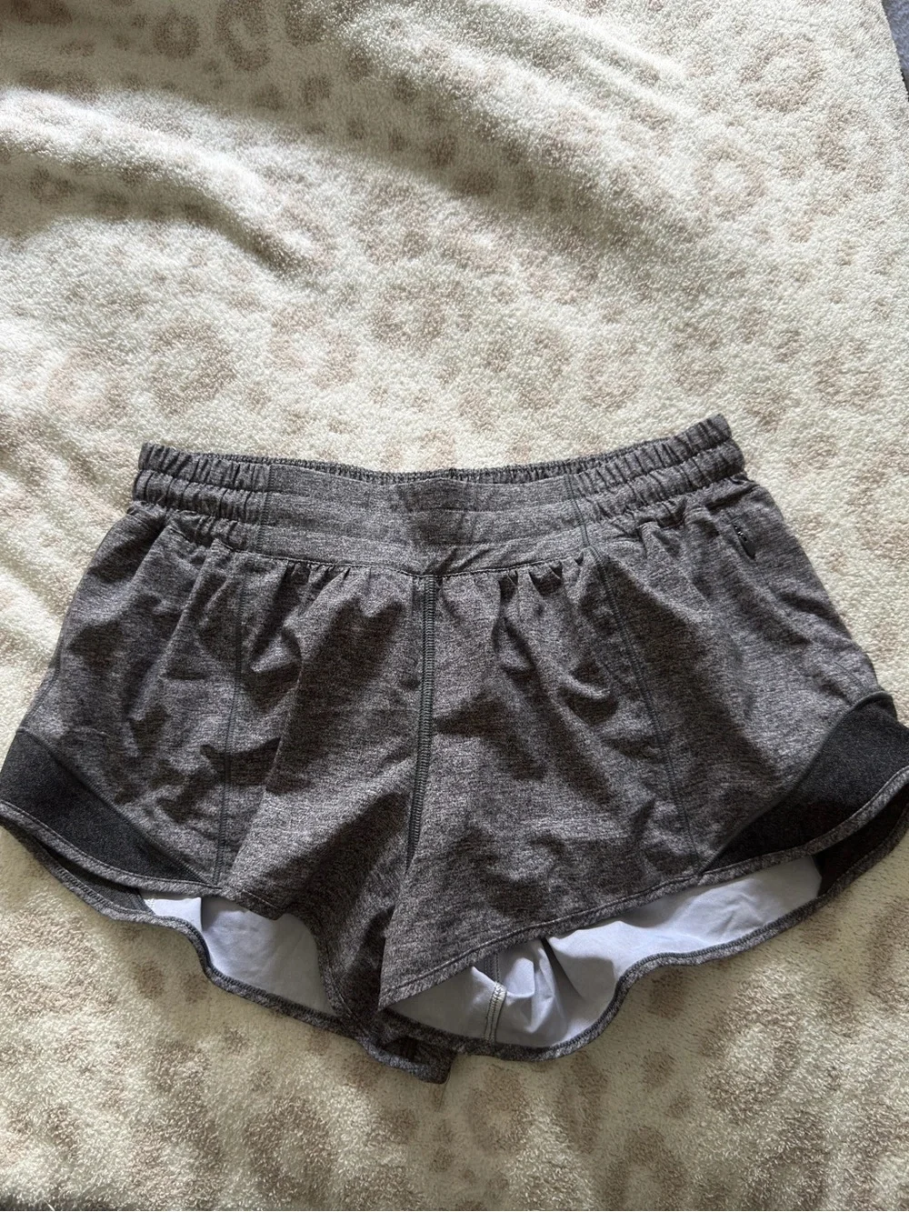 Lululemon Hotty Hot Low-Rise Lined Short 2.5” sz 8